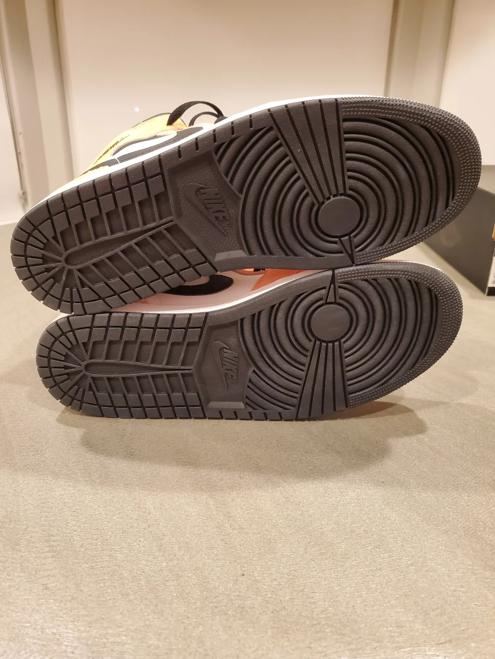 Jordan 1 Mid SE FLIGHT CLUB